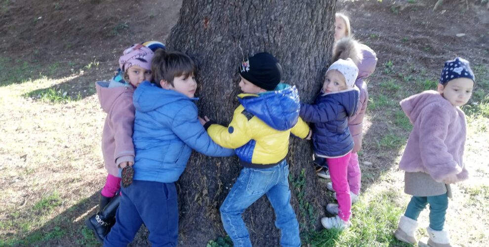 Bambini durante la Festa degli alberi