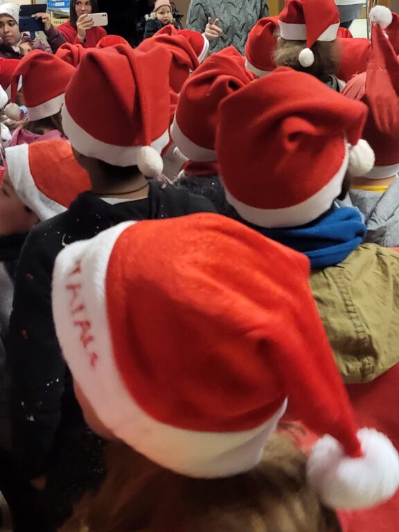 Teste bambini con cappellino natalizio
