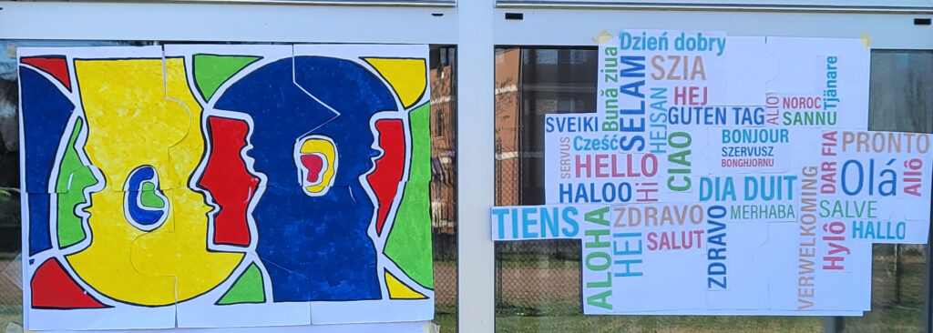 cartelloni appesi su vetrata con puzzle dei logo della Giornata Europea delle Lingue