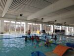 foto di bambini che si divertono conìattività in piscina