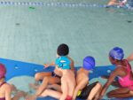 foto di bambini che si divertono conìattività in piscina
