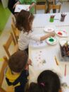 bambini che colorano