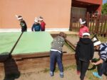 bambini intenti a cacciare le uova a scuola (6)