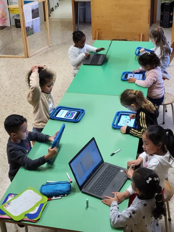 Bambini al lavoro con tablet e pc