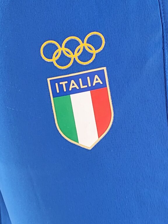 Particolare della tuta della nazionale olimpica, con i 5 cerchi e bandiera italiana