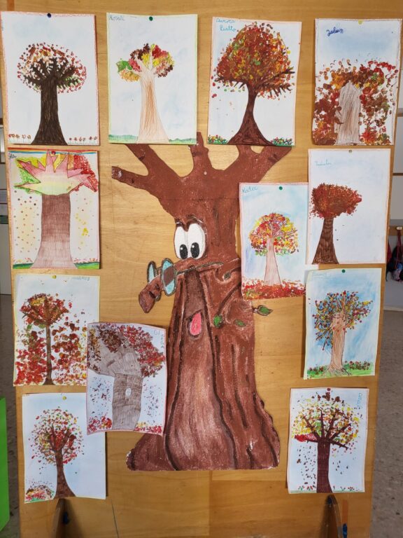 pannello con alberi fatti dai bambini delle scuola