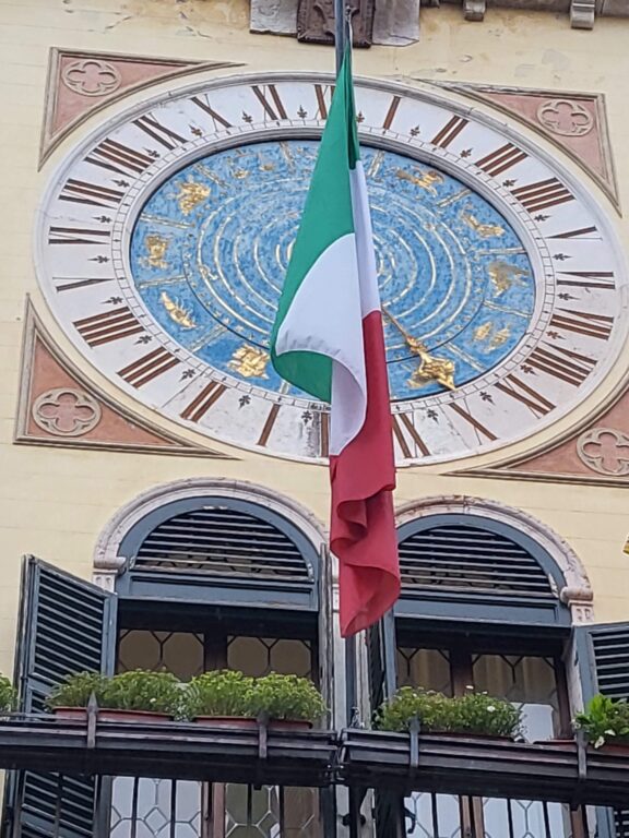 Esterno torre dell'orologio con bandiera italiana