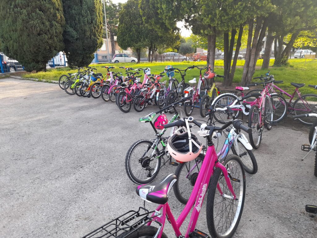 Bici parcheggiate nel cortile della scuola